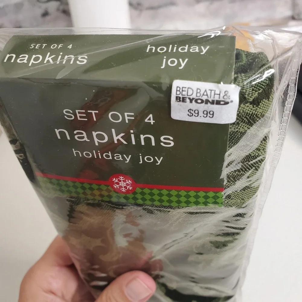 BED‎ BATH & BEYOND HOLIDAY JOY Green Holly Christmas Cloth Napkins Set Of 4